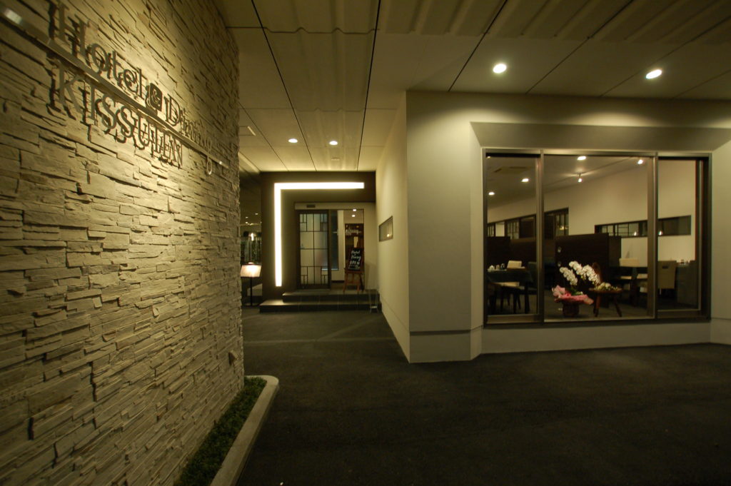 京丹後のホテルの食堂をスタイリッシュなダイニングにリノベーション