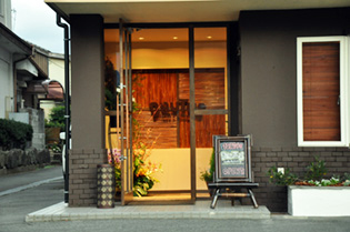 豊岡市にあった喫茶店をアジアンリゾートをテーマとしたダイニングにリノベーション