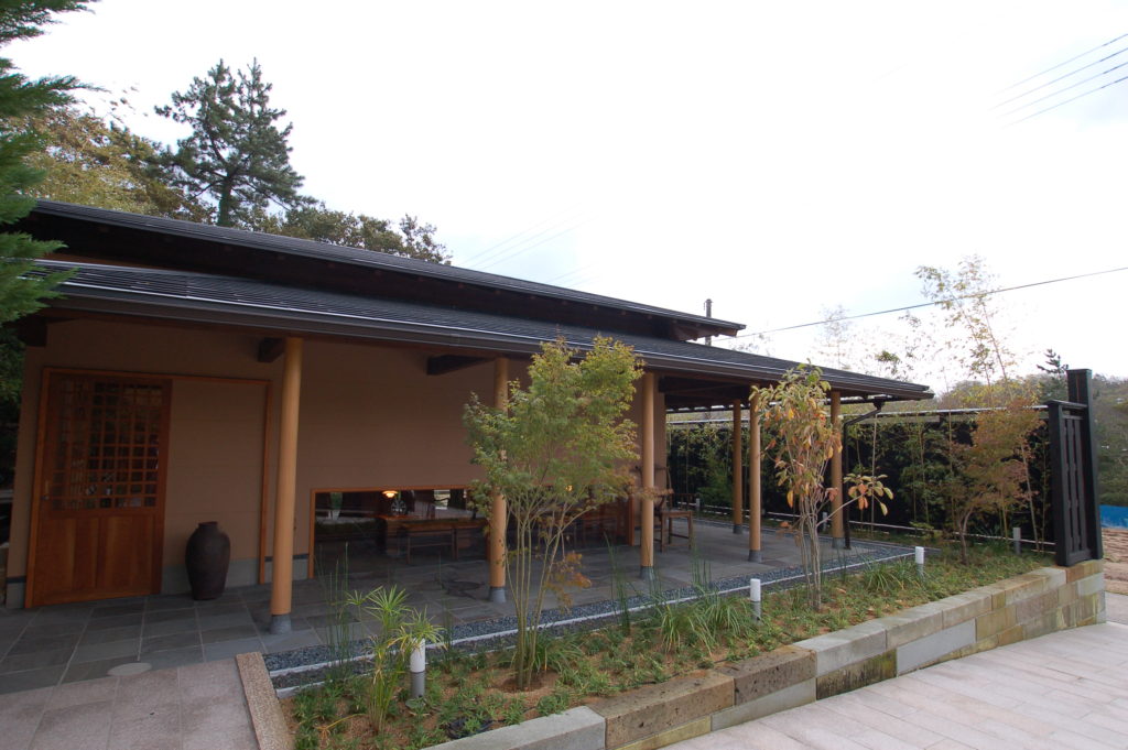 夕日ヶ浦温泉の一棟貸し旅館に旅人を迎えるレセプションホールを増築