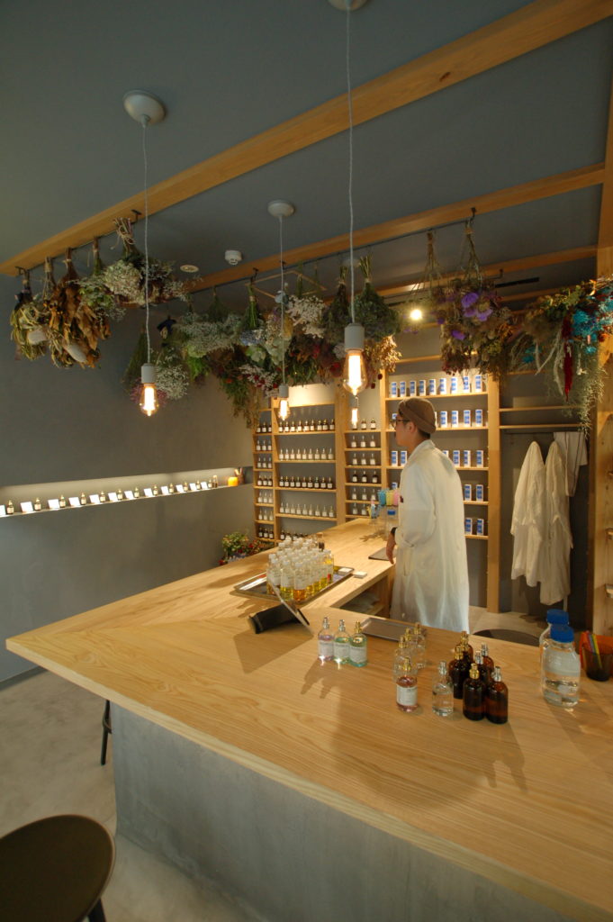 城崎温泉に誕生したスタイリッシュな香りの専門店