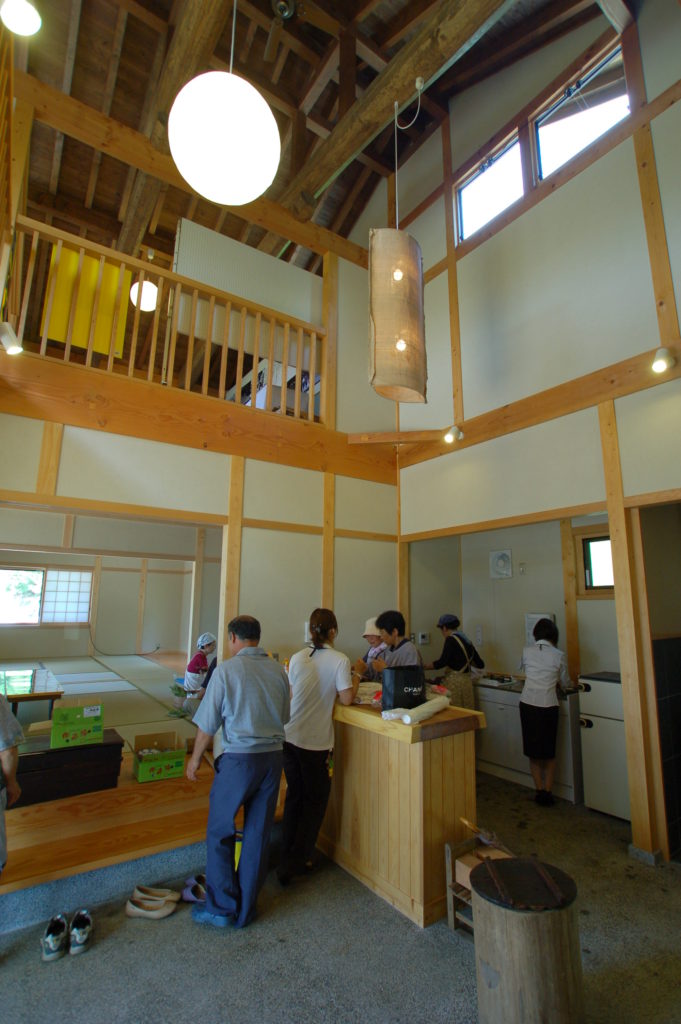 日本の里100選にも選ばれた笹葺き屋根と棚田が広がる集落を一望する施設