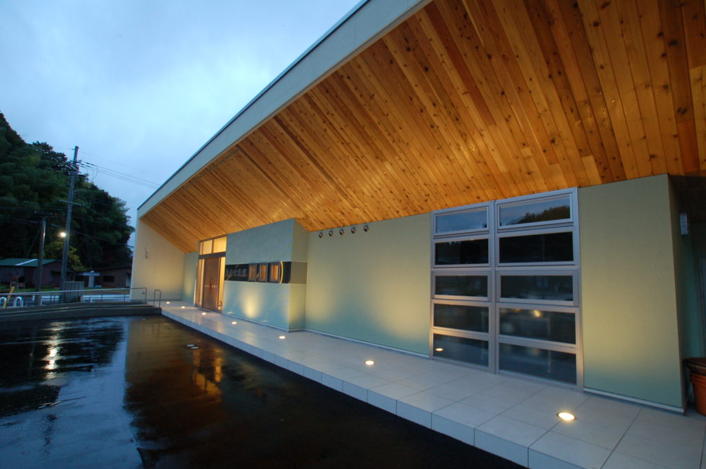福知山市に完成した自然素材をふんだんに取り入れた印象的なデザインの地区集会所