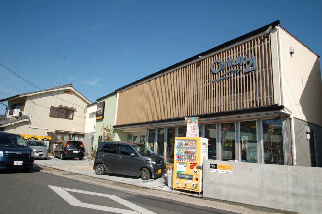 長岡京市に完成したカフェスペース併設の地域に開いた不動産オフィス