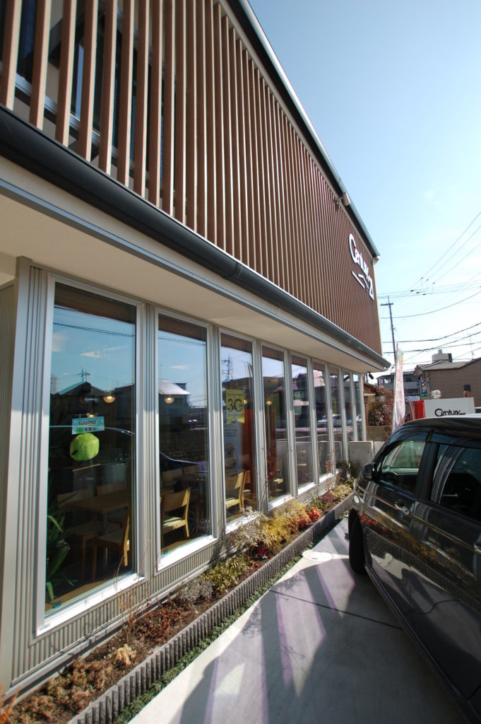 長岡京市に完成したカフェスペース併設の地域に開いた不動産オフィス